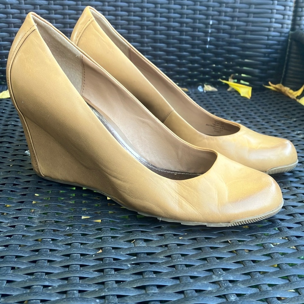 Kenneth Cole Reaction Tan Wedge Shoes